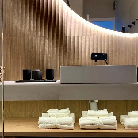 Up&above ,new Luxury Apt, Steps From And Old Town