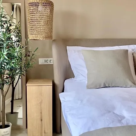 Up&above ,new Luxury Apt, Steps From And Old Town