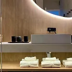 Up&above ,new Luxury Apt, Steps From And Old Town