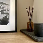 Up&above ,new Luxury Apt, Steps From And Old Town *