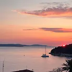Up&above ,new Luxury Apt, Steps From And Old Town Hvar Town
