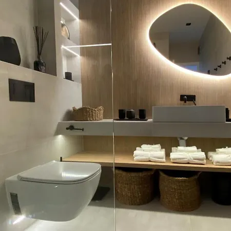Up&above ,new Luxury Apt, Steps From And Old Town 흐바르