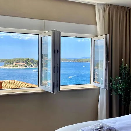 Up&above ,new Luxury Apt, Steps From And Old Town