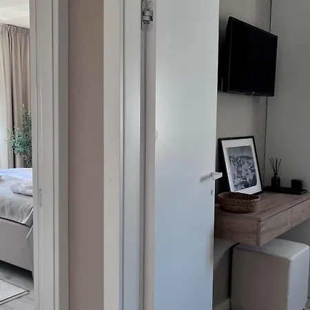 Up&above ,new Luxury Apt, Steps From And Old Town 흐바르