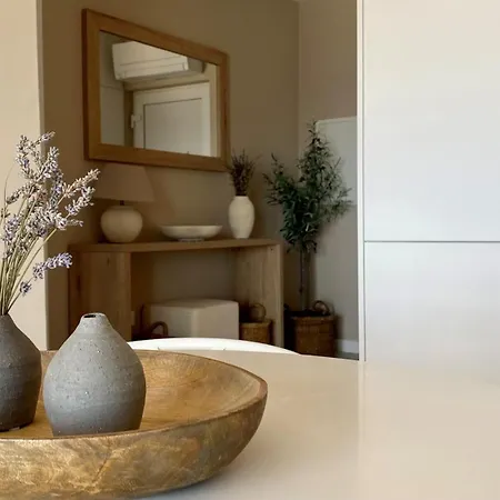 Up&above ,new Luxury Apt, Steps From And Old Town 아파트