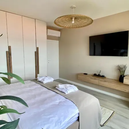 Up&above ,new Luxury Apt, Steps From And Old Town 흐바르