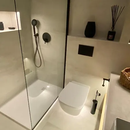 아파트 Up&above ,new Luxury Apt, Steps From And Old Town