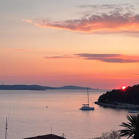 Up&above ,new Luxury Apt, Steps From And Old Town Hvar Town