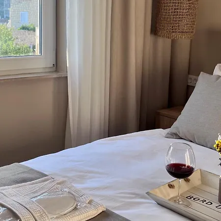 Up&above ,new Luxury Apt, Steps From And Old Town 아파트 흐바르