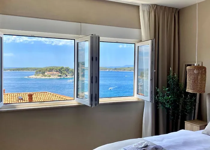 Up&above ,new Luxury Apt, Steps From And Old Town