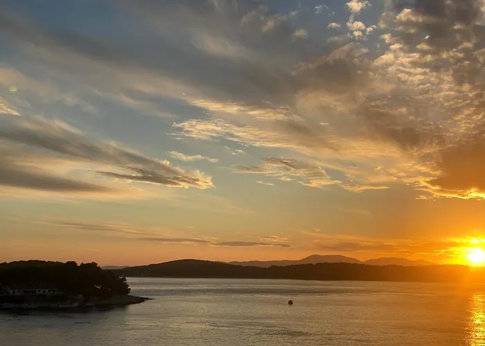 Up&above ,new Luxury Apt, Steps From And Old Town