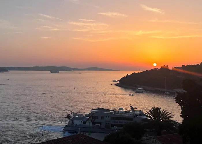 Apartment Up&above ,new Luxury Apt, Steps From And Old Town