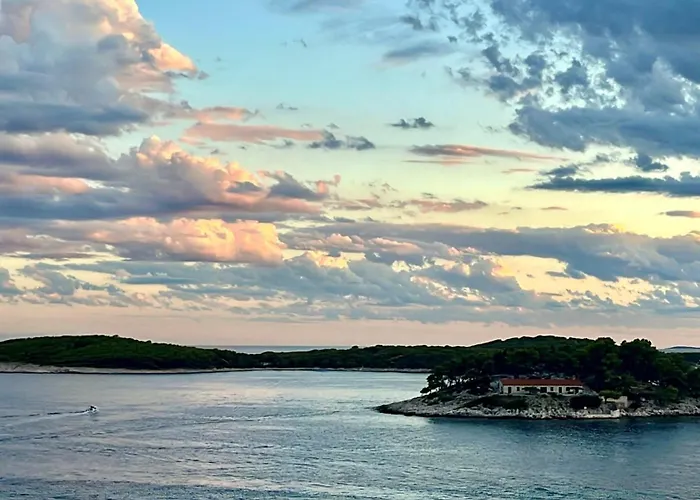 Apartment Up&above ,new Luxury Apt, Steps From And Old Town *