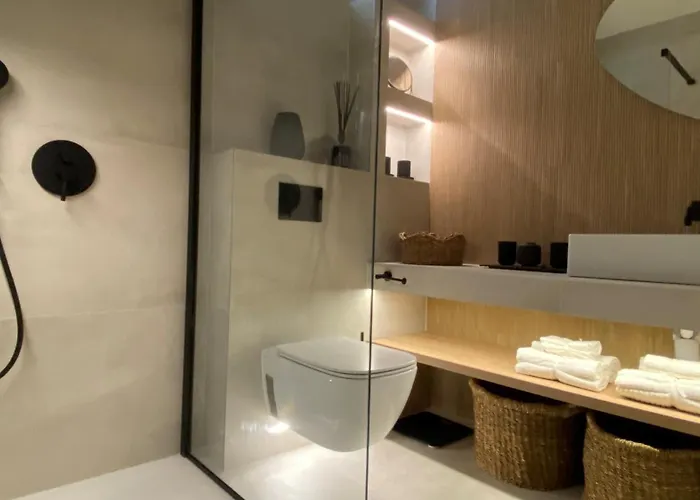 Up&above ,new Luxury Apt, Steps From And Old Town