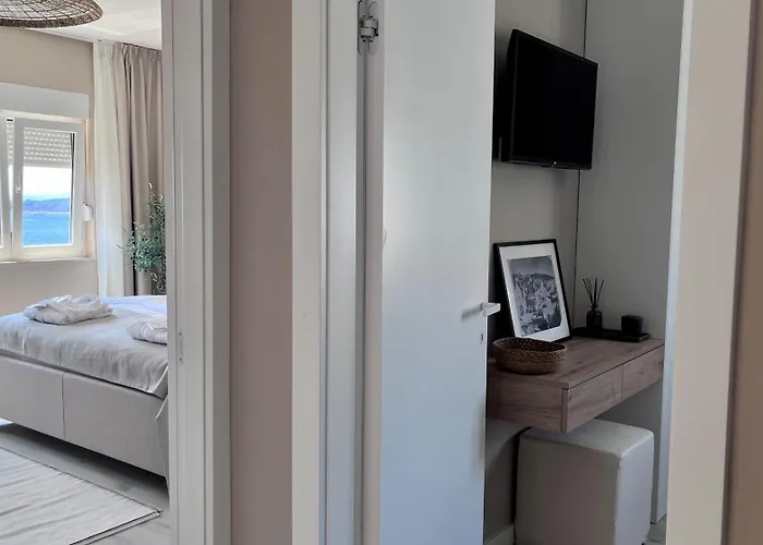 Up&above ,new Luxury Apt, Steps From And Old Town Hvar Town