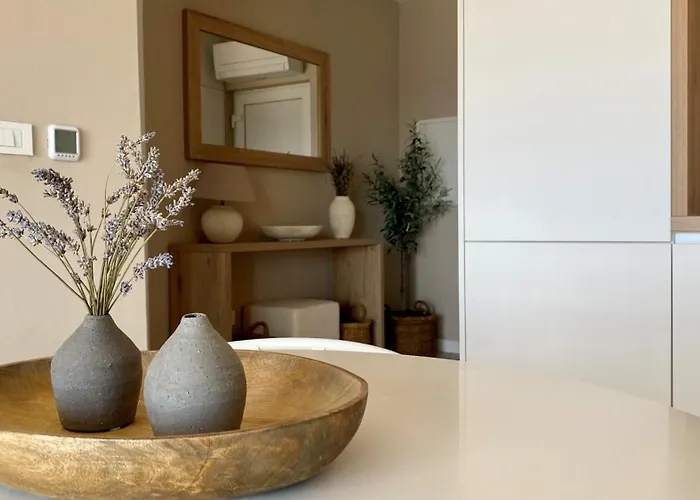 Up&above ,new Luxury Apt, Steps From And Old Town Apartment