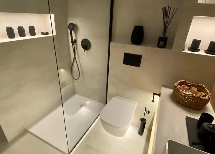 Up&above ,new Luxury Apt, Steps From And Old Town