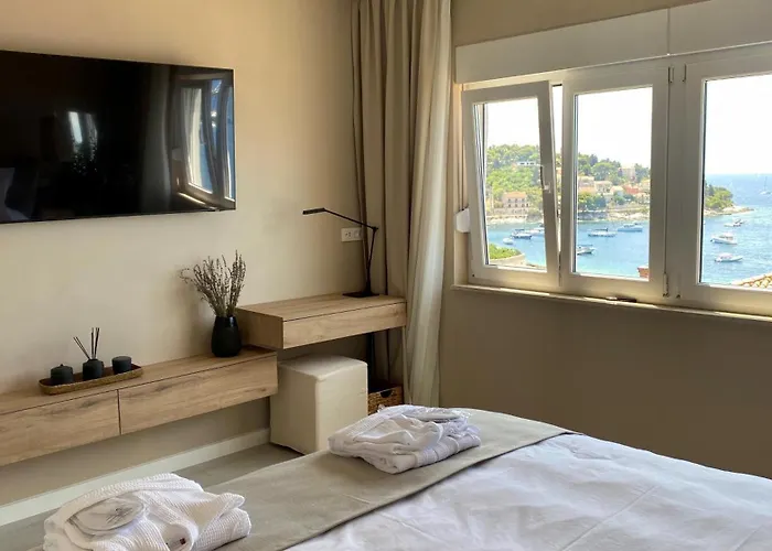 Up&above ,new Luxury Apt, Steps From And Old Town