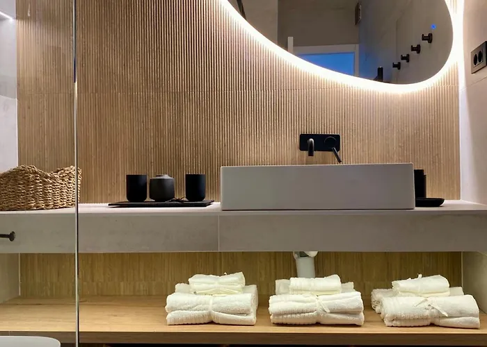 Up&above ,new Luxury Apt, Steps From And Old Town