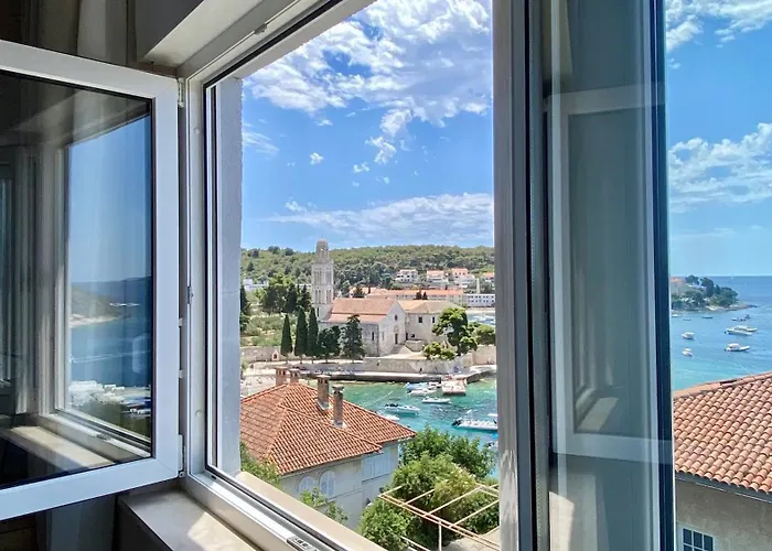 Up&above ,new Luxury Apt, Steps From And Old Town Apartment *