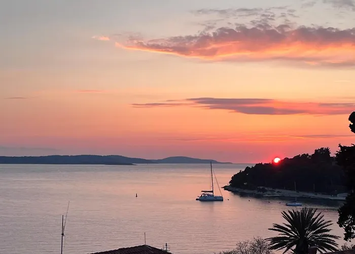 Up&above ,new Luxury Apt, Steps From And Old Town Hvar Town