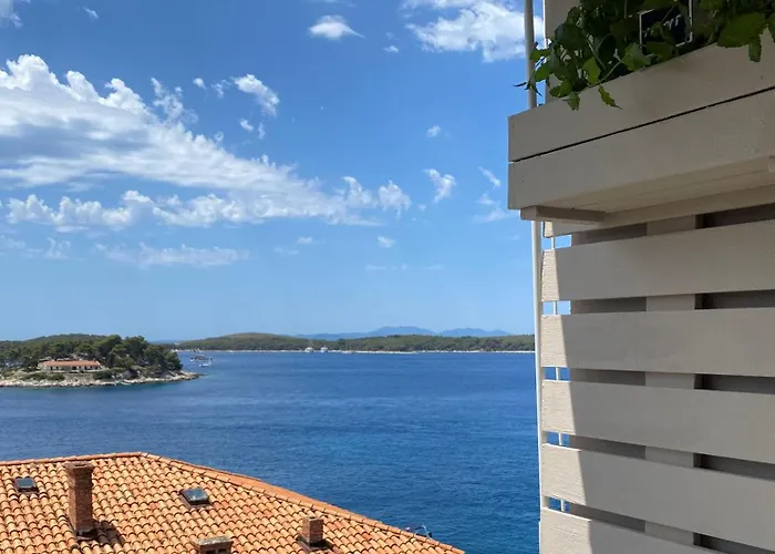 Up&above ,new Luxury Apt, Steps From And Old Town Hvar Town