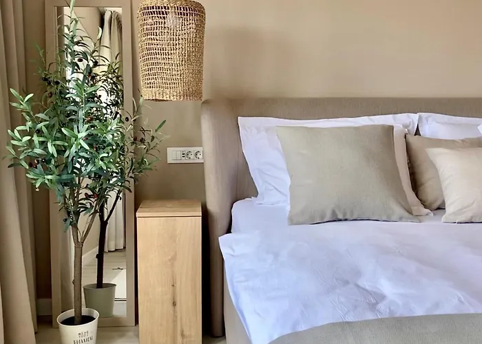 Up&above ,new Luxury Apt, Steps From And Old Town