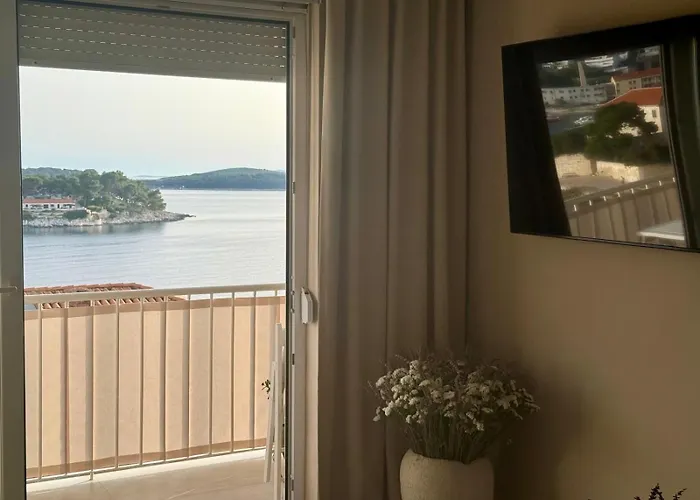 Up&above ,new Luxury Apt, Steps From And Old Town