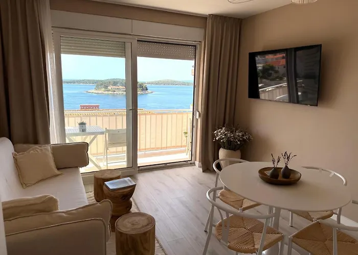 Apartment Up&above ,new Luxury Apt, Steps From And Old Town *