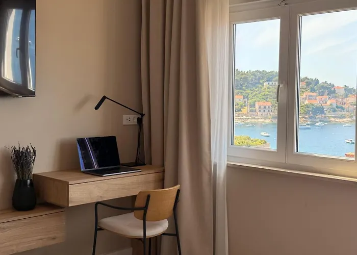 Apartment Up&above ,new Luxury Apt, Steps From And Old Town *