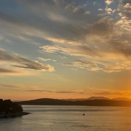 Up&above ,new Luxury Apt, Steps From And Old Town