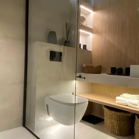 Up&above ,new Luxury Apt, Steps From And Old Town