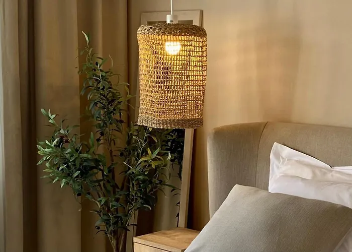 Up&above ,new Luxury Apt, Steps From And Old Town *