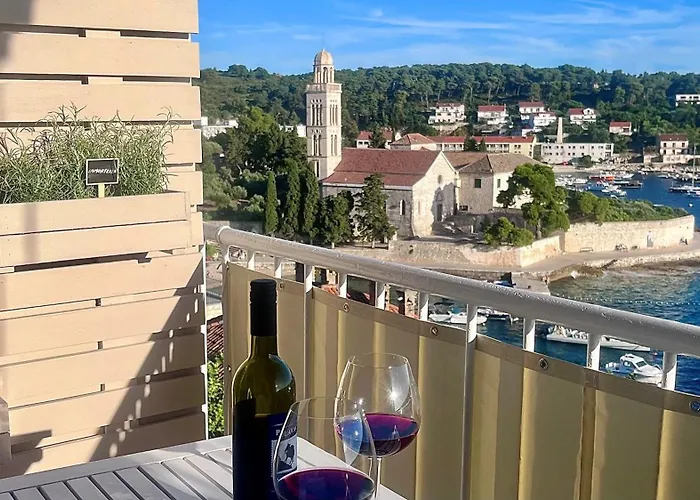 Up&above ,new Luxury Apt, Steps From And Old Town Apartamento Hvar Town