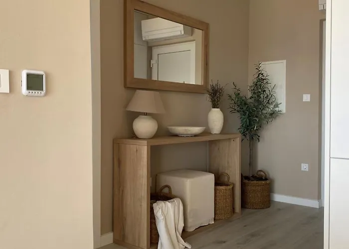 Up&above ,new Luxury Apt, Steps From And Old Town *