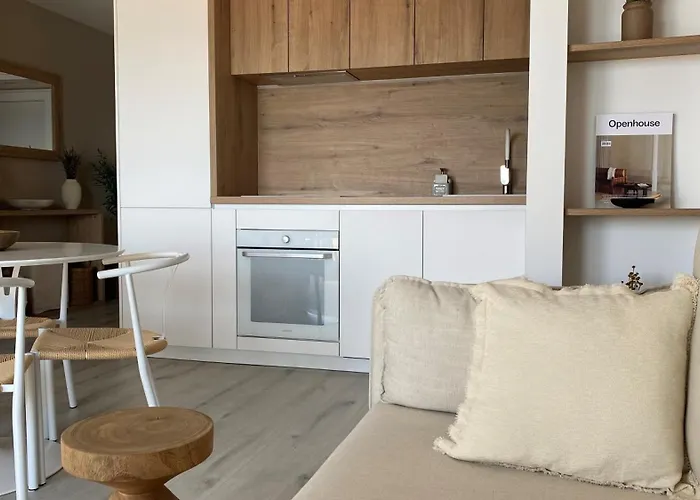 Up&above ,new Luxury Apt, Steps From And Old Town